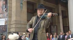 Na křest svého nového CD přijel Pavel Šporcl vozem z roku 1917 a zahrál na housle