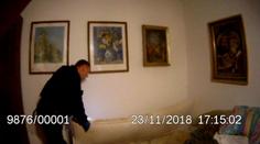 Muže v Brně uvěznila ve spánku matrace. Pomoct museli strážníci