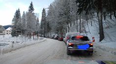Obří nápor na horách. Kolabující dopravu musí řídit policie