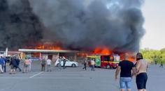 Ruské střely zasáhly obchodní dům v Kremenčuku. Zatím je hlášeno 18 obětí