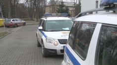 Kopal do aut, po policistech hodil hasičák. Mladík nadýchal dvě promile