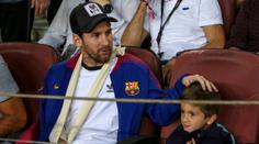 Zraněný Messi přihlížel výhře Barcelony. PSG zachránilo bod!