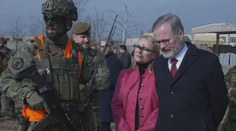 Vojáci v Žatci si připomněli vstup do NATO. Zavítali za nimi Fiala i Černochová