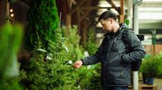 Lidé omezují výdaje na dárky. Čekají nás skromnější Vánoce, říká ekonom