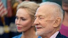 Buzz Aldrin oslavil 93. narozeniny svatbou. Vzal si o 30 let mladší přítelkyni