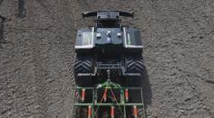 Budoucnost zemědělství. U Slaného testují robotický traktor
