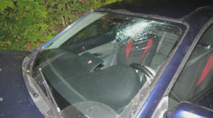 Opilý mladík bez řidičáku si půjčil auto a hned boural. Vše si natáčel na mobil