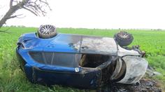 Kvůli sršni skončilo auto na střeše. Sotva posádka unikla, začalo hořet!