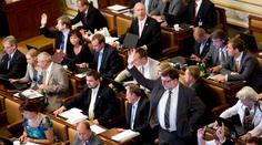 Sněmovna, nebo kriminál? V hledáčku policie už je 15 poslanců!