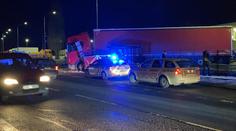 Řidiče u Prahy přimáčkl k plotu jeho kamion. Muž zraněním podlehl