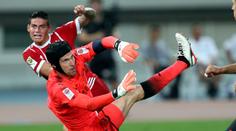 Čech pokazil premiéru Jamesovi. Bayern pak nedal tři penalty!