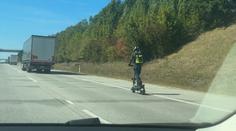 VIDEO: Řidič na D1 potkal muže na elektrokoloběžce. Předjížděl ho ve 120 km/h