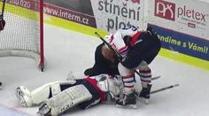 Gólman Třebíče zůstal nehybně ležet. Diváci byli v šoku! VIDEO