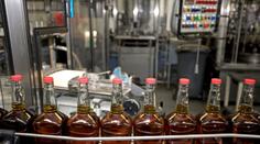 V Brně prodávali nekolkovaný alkohol. Celníci zabavili kolem 70 litrů