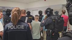 Policie dopadla v Česku tři nebezpečné muže, dva jsou vrazi. Hrozí jim 56 let vězení