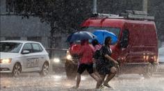 Meteorologové museli prodloužit výstrahu. Bouřky budou intenzivnější