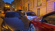 Zaparkované auto se v Praze samo rozjelo. Nabouralo dalších pět aut