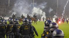 Chaos v německém poháru. Na hřiště vyjeli i policejní koně