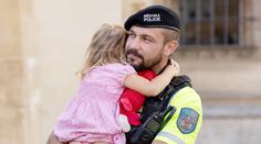 Holčička (3) v přezůvkách v Praze riskovala život. Zachránili ji strážníci