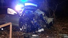 Mladý řidič napálil do viaduktu, ve vraku audi neměl šanci přežít