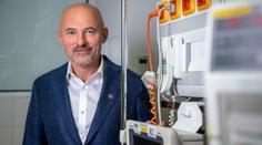 Policie obvinila exředitele IKEMu Stiborka. Měl řídit skupinu vyděračů