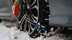Smyky, prokluzy, řetězy. Žene se nevlídné počasí. Jak jezdit na sněhu a mokru?