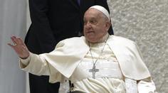 Papež František ošklivě upadl ve své rezidenci. Zranil se