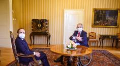 Zeman poprvé na vozíku. Přijal budoucího ministra zahraničí Kulhánka