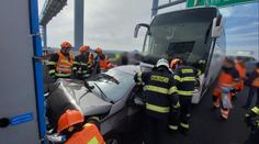 České dálnice zablokovaly hromadné nehody. Hasiči musí vyprošťovat zraněné