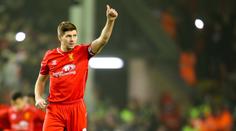 Gerrard slavil gól v charitativním duelu se Celticem. Skoti ho zasypali lahvemi