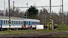 Muž vystupoval z rozjíždějícího se vlaku, zemřel. Dveře starých vozů otevřete i za jízdy
