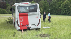 Autobus u Dobříše náhle vyjel ze silnice a zastavil se až na louce. Osm zraněných