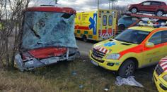 Autobus se srazil s náklaďákem! Na místě je 9 zraněných, 2 těžce
