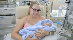 Komplikace při jubilejním porodu ve Zlíně. O život šlo mamince i miminku