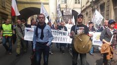 První máj v Brně: DSSS se střetla s odpůrci, házeli po sobě kameny!