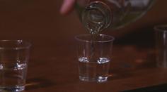 Matka slavila narozeniny vodkou. Ve vedlejším pokoji zemřelo její miminko