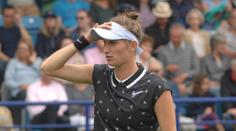 Vondroušová generálku na Wimbledon nezvládla, Strýcová se zranila