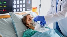 Úmrtnost oproti loňsku klesla. Pořád je ale vyšší než před covidem