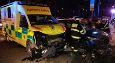 Při srážce sanitky a osobního auta v Praze se zranili 3 lidé
