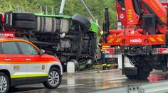 Pražský okruh zastavila nehoda kamionu. Prorazil svodidla a skončil na boku