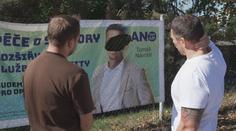 Předvolební vandalismus sílí. V Opavě někdo vyřezal hlavu z poutače primátora