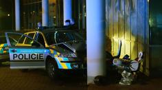 Motorkář ujížděl policistům, i s hlídkou se rozbili o sloup