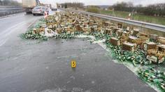 Dálnici D5 ucpalo vysypané pivo, u Přerova při nehodě zemřel řidič!