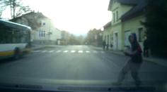 Policie hledá sraženého chodce! Při nehodě zničil řidičce auto