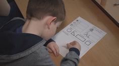 Začaly zápisy do prvních tříd. Dětí je ale víc než volných lavic