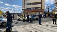 Auto na přechodu srazilo čtyři lidi, zranily se i dvě malé děti (5 a 6 let)!