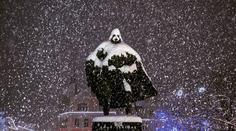 Socha polského hrdiny se mění v Darth Vadera! Stačí, aby napadl sníh