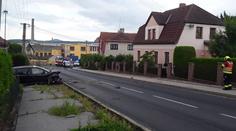 Opilý řidič boural, poškodil plynovou přípojku. Hasiči evakuovali okolní domy