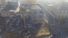 V Chomutově začala demolice paneláku, nahradí ho park. VIDEO