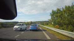 Po D5 jede auto v protisměru, hlásili lidé. Řidič byl namol opilý